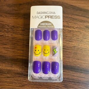 New Dashing Diva MagicPress Press On Nail Kit - Med. Squoval - Grape Smile PO313